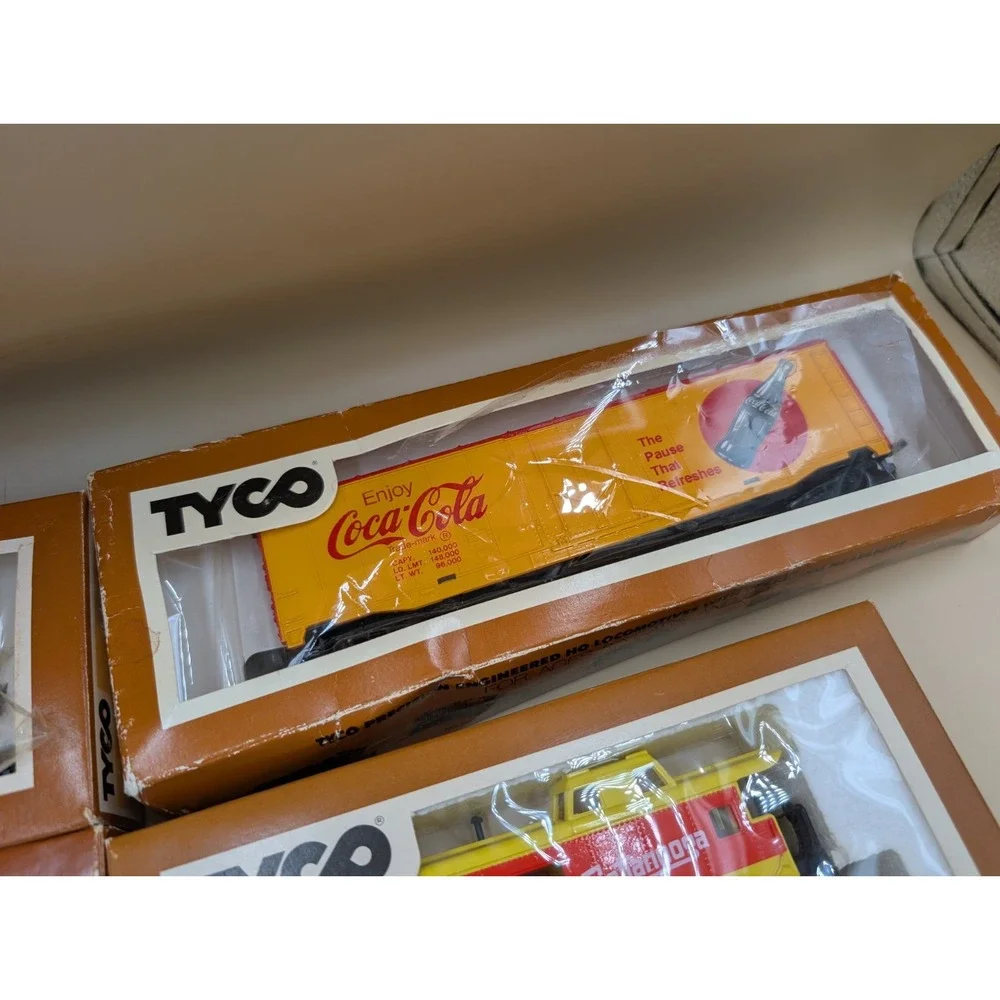 Tyco Train Cars Lot W Track & Billboard Whistle 10 Pcs Baby Ruth Jell-o Shell